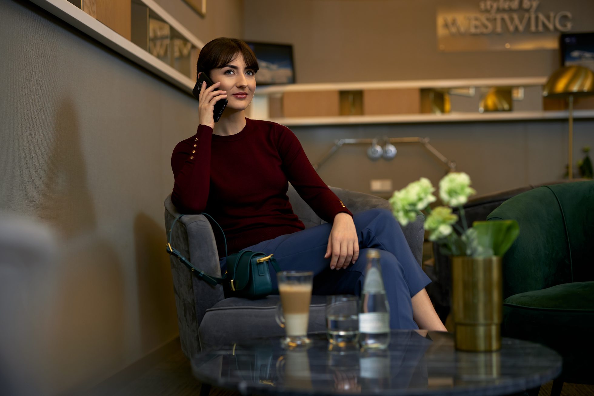 Une femme dans un fauteuil du salon business